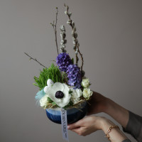 Пасхальная композиция с анемоном, гиацинтами и вербой