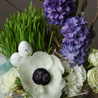 Пасхальная композиция с анемоном, гиацинтами и вербой
