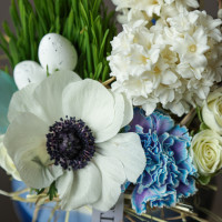 Пасхальная композиция с анемоном, гиацинтами и вербой