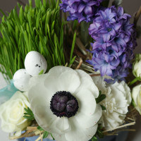 Пасхальная композиция с анемоном, гиацинтами и вербой