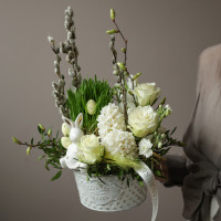 Пасхальная композиция с гиацинтами, розами, вербой и фигуркой кроля