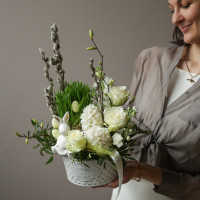 Пасхальная композиция с гиацинтами, розами, вербой и фигуркой кроля