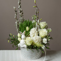 Пасхальная композиция с гиацинтами, розами, вербой и фигуркой кроля