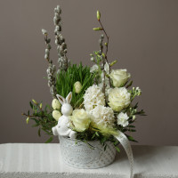 Пасхальная композиция с гиацинтами, розами, вербой и фигуркой кроля