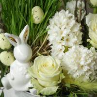 Пасхальная композиция с гиацинтами, розами, вербой и фигуркой кроля