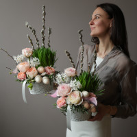 Пасхальная композиция с розами, мини-нарциссами и декором в кашпо