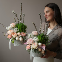 Пасхальная композиция с розами, мини-нарциссами и декором в кашпо