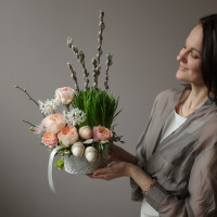 Пасхальная композиция с розами, мини-нарциссами и декором в кашпо