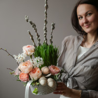 Пасхальная композиция с розами, мини-нарциссами и декором в кашпо