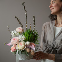 Пасхальная композиция с розами, мини-нарциссами и декором в кашпо