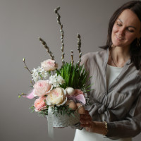 Пасхальная композиция с розами, мини-нарциссами и декором в кашпо