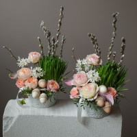 Пасхальная композиция с розами, мини-нарциссами и декором в кашпо