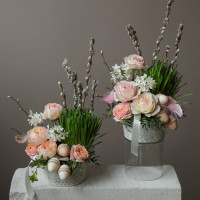 Пасхальная композиция с розами, мини-нарциссами и декором в кашпо