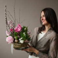 Композиция с цикламенами, гиацинтами и пасхальным декором