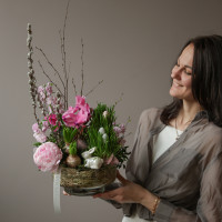 Композиция с цикламенами, гиацинтами и пасхальным декором