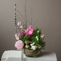 Композиция с цикламенами, гиацинтами и пасхальным декором