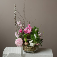 Композиция с цикламенами, гиацинтами и пасхальным декором