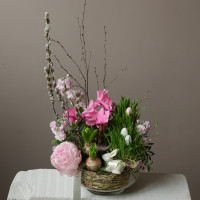 Композиция с цикламенами, гиацинтами и пасхальным декором