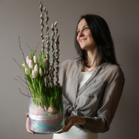 Пасхальная композиция с тюльпанами, вербой и цветными перышками