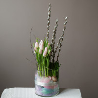 Пасхальная композиция с тюльпанами, вербой и цветными перышками