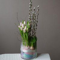 Пасхальная композиция с тюльпанами, вербой и цветными перышками