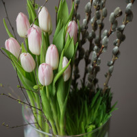 Пасхальная композиция с тюльпанами, вербой и цветными перышками