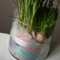 Пасхальная композиция с тюльпанами, вербой и цветными перышками