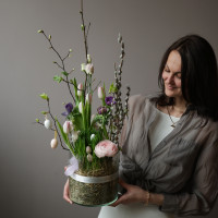 Композиция с тюльпанами, анемонами и пасхальным декором