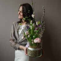 Композиция с тюльпанами, анемонами и пасхальным декором