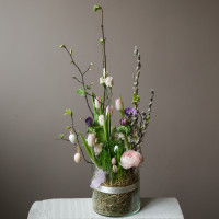 Композиция с тюльпанами, анемонами и пасхальным декором