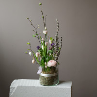 Композиция с тюльпанами, анемонами и пасхальным декором