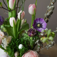 Композиция с тюльпанами, анемонами и пасхальным декором