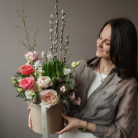 Пасхальная композиция в коробке с пионовидными розами