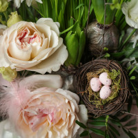 Пасхальная композиция в коробке с пионовидными розами