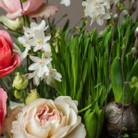 Пасхальная композиция в коробке с пионовидными розами