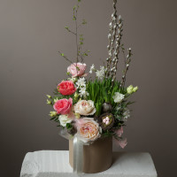 Пасхальная композиция в коробке с пионовидными розами