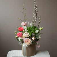 Пасхальная композиция в коробке с пионовидными розами