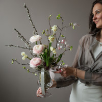 Пасхальная композиция в парящей вазе с ранункулюсами