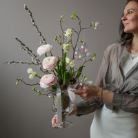 Пасхальная композиция в парящей вазе с ранункулюсами