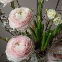 Пасхальная композиция в парящей вазе с ранункулюсами