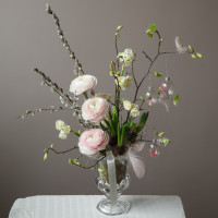 Пасхальная композиция в парящей вазе с ранункулюсами