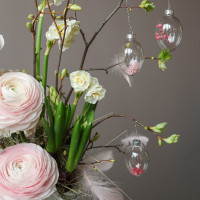 Пасхальная композиция в парящей вазе с ранункулюсами