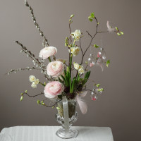 Пасхальная композиция в парящей вазе с ранункулюсами