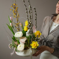 Пасхальная композиция с ранункулюсами и нарциссами