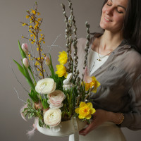 Пасхальная композиция с ранункулюсами и нарциссами