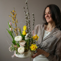 Пасхальная композиция с ранункулюсами и нарциссами