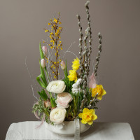 Пасхальная композиция с ранункулюсами и нарциссами