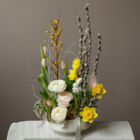 Пасхальная композиция с ранункулюсами и нарциссами