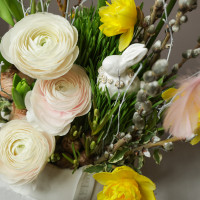 Пасхальная композиция с ранункулюсами и нарциссами