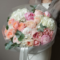 Букет с пионовидными розами, пионами и гортензией